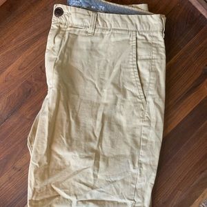 H&M Khaki Flat Front Men’s Shorts W33 Inseam 9”